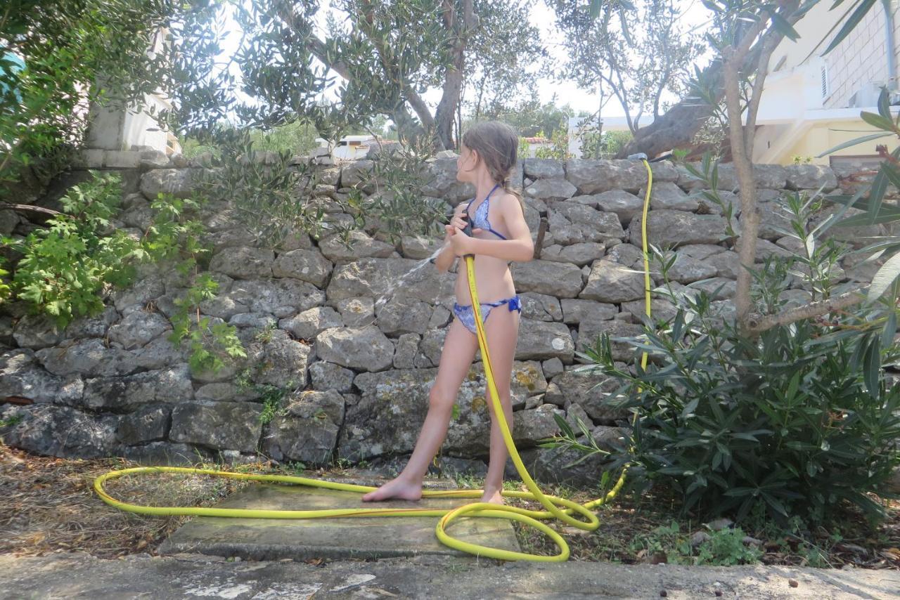 I&J Relaxing Beach Apartments Račišće Eksteriør billede
